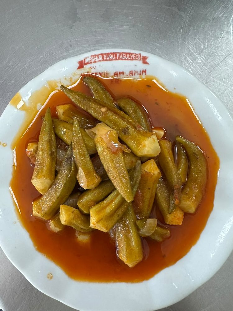 Perşembe günü pişen bamya yemeği