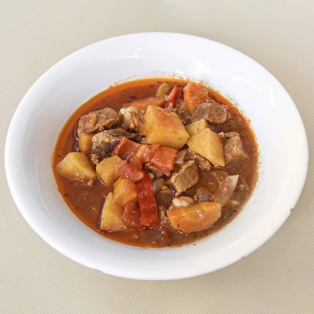 Tencereden yeni alınmış etli patates yemeği