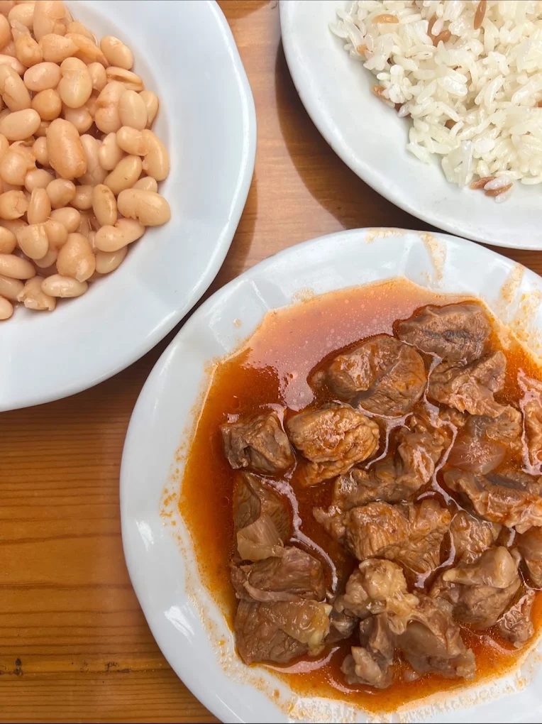 Tas kebabı ve pilavın bir arada olduğu tabak